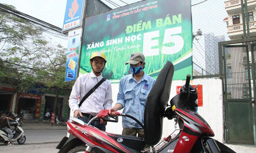 Hiện mỗi lít xăng sinh học E5 được bán bằng xăng Ron 92.