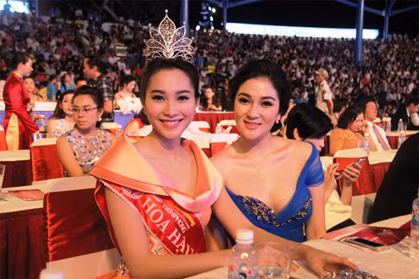 Hoa hậu Việt Nam 2012 Thu Thảo và Hoa hậu Việt Nam 2004 Nguyễn Thị Huyền tại đêm chung kết. Ảnh: Vũ Sơn.