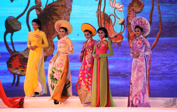 Các thí sinh thướt tha trong tà áo dài. Ảnh: Vũ Sơn.