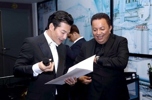 Trần Bảo Sơn cũng hỗ trợ nữ chủ nhân một cách đắc lực khiến cho đêm tiệc thêm phần vui nhộn, ấm áp.