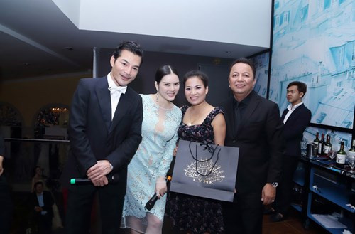 Không chỉ thết tiệc, người đẹp còn chuẩn bị những món quà nhỏ tặng mọi người nhân dịp Noel.