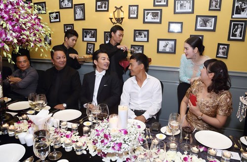 Không gian sang trọng trong biệt thự của Lý Nhã Kỳ. Buổi tiệc được trang trí với hàng trăm ngọn đèn sáp lung linh cùng hoa phong lan làm chủ đạo.