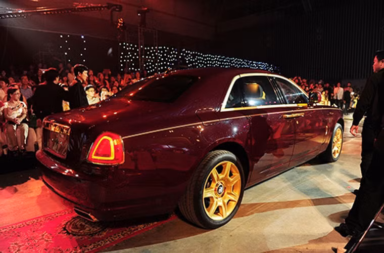 Chiếc Roll Royce này nam ca sĩ mượn của một người bạn. Riêng phí vận chuyển và bảo hiểm cho chiếc xe từ Hà Nội vào Sài Gòn đã ngốn của Mr. Đàm 10.000 USD (khoảng 200 triệu).