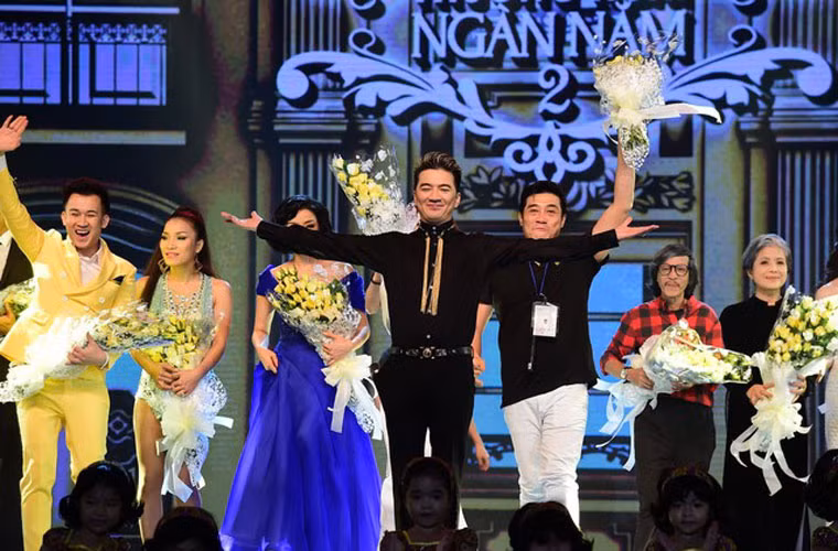 Chưa kể sân khấu "Thương hoài ngàn năm 2" được thiết kế hoành tráng với tổng diện tích 600 mét vuông, chiều ngang 55 mét, kết hợp cùng công nghệ trình chiếu máy phóng hiệu quả 3D. Số tiền đầu tư cho liveshow "Thương hoài ngàn năm" của Đàm Vĩnh Hưng lên tới 6 tỷ đồng. Giá vé đêm nhạc cũng cao kỷ lục 5 triệu đồng và chỉ vỏn vẹn 800 vé được phát hành cho liveshow.