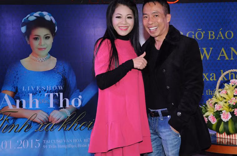 Trong liveshow "Tình xa khơi" đánh dấu chặng đường gần 10 năm ca hát của Anh Thơ sẽ diễn ra vào ngày 9/1 tại Cung Văn hóa Việt Xô Hà Nội cũng sẽ mang đến một kỷ lục mới. Theo tiết lộ của nữ ca sĩ, cô sẽ mặc chiếc áo dài 1 tỷ đồng của NTK Lan Hương. Chiếc áo dài này được đính 10.000 viên đá mỹ kim cùng 39 con hạc.