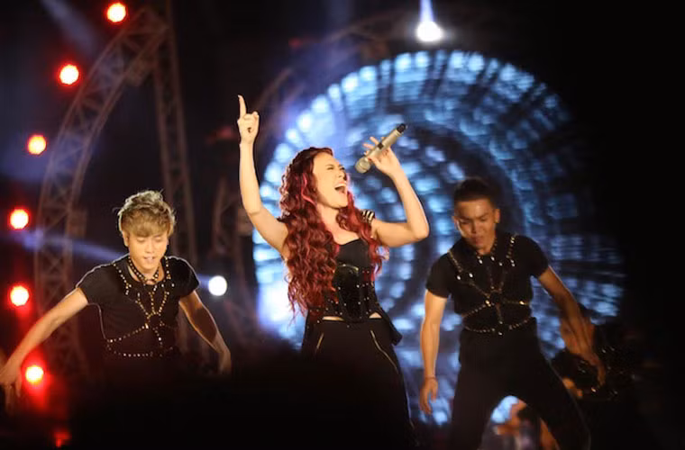 10 năm trước, Mỹ Tâm đã lập kỷ lục khi kéo hơn 15.000 khán giả đến với liveshow "Yesterday &amp; Now". 10 năm sau chính cô đã tự phá đi kỷ lục của mình với "Heartbeat". Sau đó, dù có những ồn ào cho rằng lượng khán giả thật trong show của Mỹ Tâm chỉ là 17.000, tuy nhiên, sức nóng của nữ ca sĩ thì không ai có thể phủ nhận.