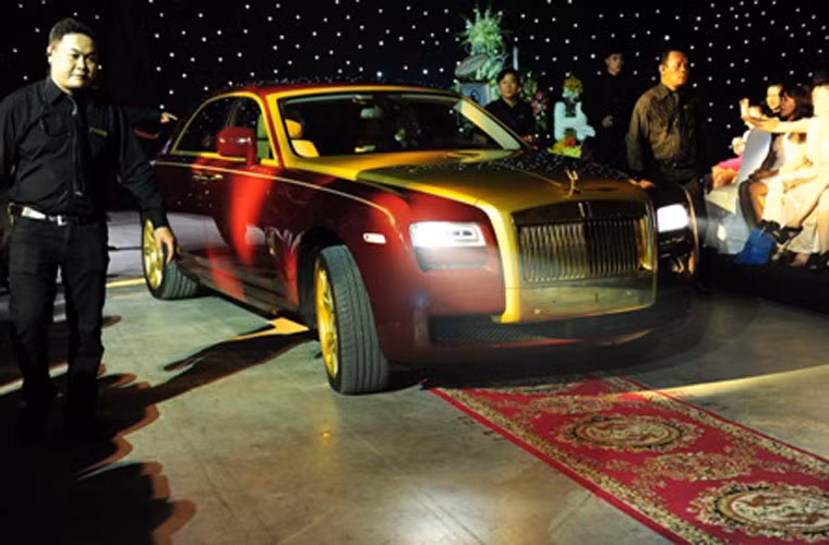 Đàm Vĩnh Hưng là một trong số những sao Việt sở hữu nhiều kỷ lục nhất. Mới đây nhất, trong liveshow "Thương hoài ngàn năm 2", nam ca sĩ đã gây náo loạn khi mang chiếc xe mạ vàng 40 tỷ lên sân khấu.