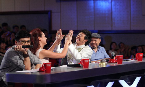 Hoài Linh thích thú trước tiết mục của thí sinh.