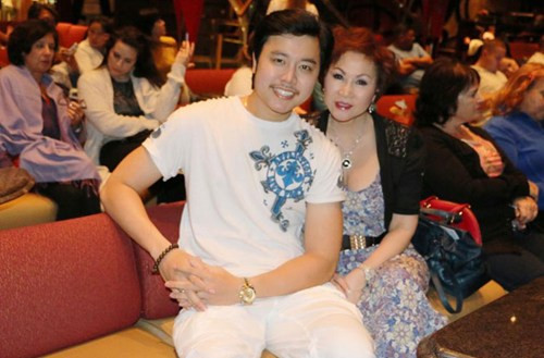 Cặp đôi không ngại thể hiện tình cảm, chăm sóc lẫn nhau trước đám đông.