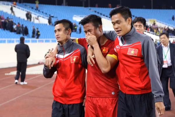 Những giọt nước mắt của các cầu thủ rớt trên sân sau trận thua với Malaysia.