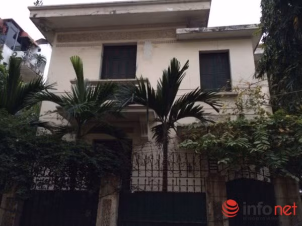 Biệt thự được bảo vệ bằng hàng rào thép gai. (Ảnh: Minh Thư)