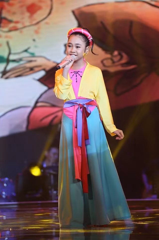 Thiên Nhâm mở màn với ca khúc "Quê hương ba miền". (Ảnh: BTC)