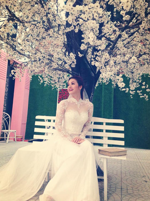 Trước đó, những hình ảnh Nhật Kim Anh mặc váy cưới đã bị rò rỉ, khiến rộ lên tin đồn cô sắp kết hôn.