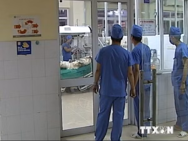 Các bác sỹ tại Viện bỏng Quốc gia điều trị cho một chiến sỹ trong vụ máy bay rơi. (Ảnh: PV/Vietnam+)