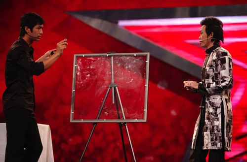 Một tiết mục cũng thú vị không kém đó là màn ảo thuật tâm lý của thí sinh Trần Anh Đức.