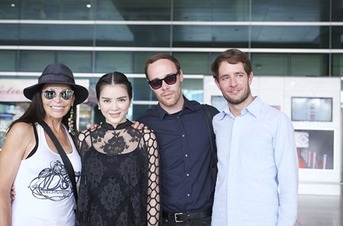 Đích thân người đẹp Lý Nhã Kỳ cùng NTK người Hà Lan - Peet Dullaert và trợ lý của anh ra sân bay chào đón nữ tỷ phú.