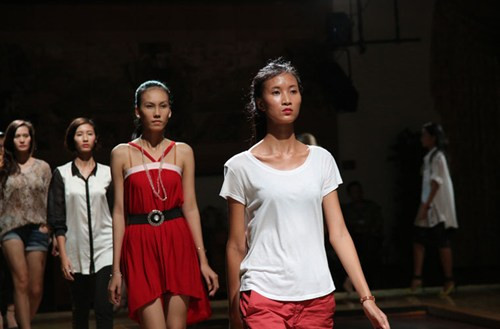 Các nhà thiết kế và người mẫu đã liên tục tập luyện không ngừng để đảm bảo show diễn diễn ra theo quy chuẩn, đúng với các show diễn thời trang ở các Fashion Week trên thế giới.