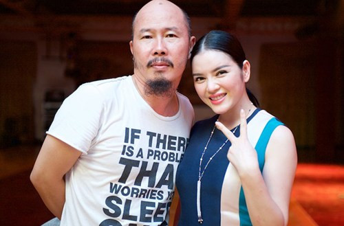 Lý Nhã Kỳ giải thích, suốt thời gian làm show, cô thường xuyên đi dép tông để tiện cho việc di chuyển. Thậm chí, cô gần như có rất ít thời gian để ngủ. Trong hình, Lý Nhã Kỳ chụp ảnh cùng nghệ sĩ Đinh Công Đạt.