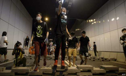 Người biểu tình cố thủ trong đường hầm.