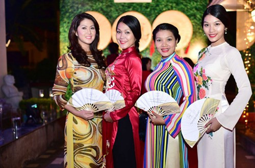 Ngoài phần trình diễn của ca sĩ Đàm Vĩnh Hưng, chương trình giới thiệu bộ sưu tập áo dài mới nhất của NTK Lan Hương và các tiết mục âm nhạc cổ truyền đặc sắc.