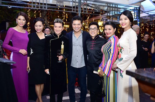 “Đời tôi, nước mắt và nụ cười đều có cả. Những biến cố trong đời tôi chẳng dễ gì mà nguôi ngoai. Tôi muốn làm một bộ phim, về chính mình, để sẻ chia với tất cả mọi người” - Đàm Vĩnh Hưng chia sẻ.