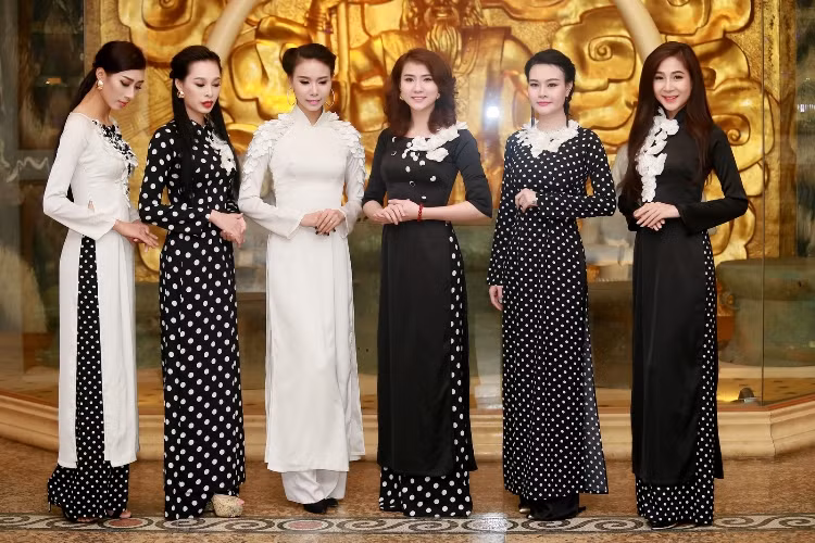 Cũng tại chương trình, NTK Cao Minh Tiến đã mừng ngày Phụ nữ Việt Nam bằng bộ sưu tập áo dài với họa tiết chấm bi khá lạ mắt và tinh tế.