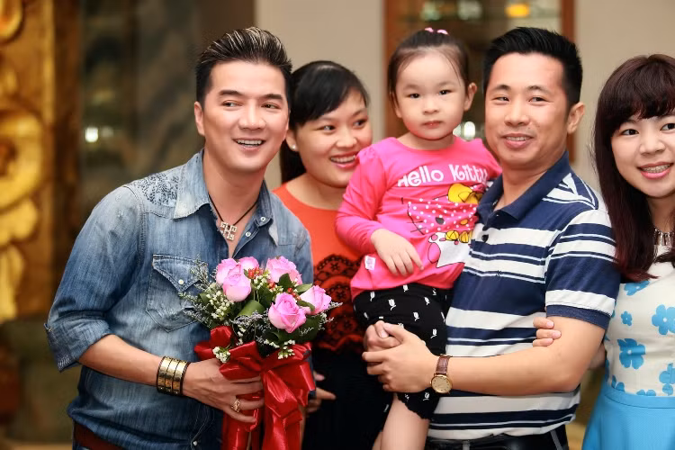 Dù vội cuống cuồng để "bay show" Đàm Vĩnh Hưng vẫn nán lại chụp ảnh cùng fan với gương mặt tươi rói.