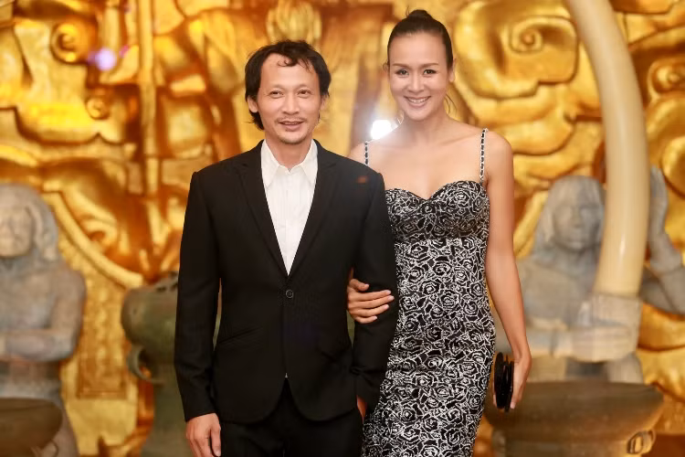 Cặp uyên ương chẳng khác vợ chồng son khi liên tục thủ thỉ, tâm tình với nhau suốt sự kiện. Đây cũng là lần hiếm hoi ông xã của hoa hậu chấp nhận…. chụp hình cùng vợ. Anh nói vui rằng khi cưới anh còn ngại chụp hình và chỉ chụp hình cưới thôi, không muốn chụp bên ngoài, nhưng hôm nay là ngoại lệ.