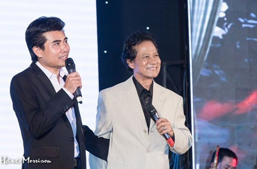 Ông bầu Hoàng Tiến, người tổ chức chương trình cùng góp giọng với Chế Linh với ca khúc "Quê hương".