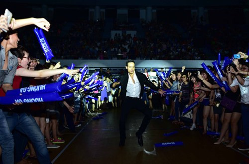 Trong chương trình, Kim Lý cũng chiều lòng fan với một điệu nhảy sôi động.