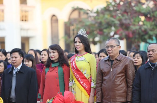 Bố mẹ tân Hoa hậu cũng đi cùng con gái để đến tri ân các thầy cô.