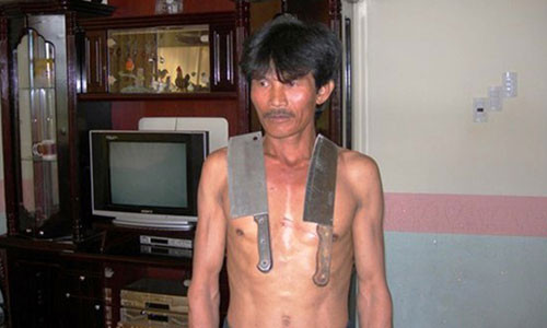 Anh Khải biểu diễn khả năng hút các đồ vật.