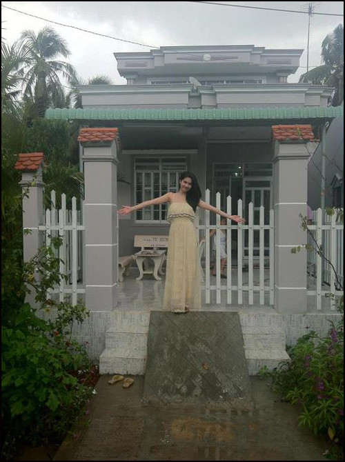 Ngọc Trinh chụp ảnh trước căn nhà mới xây cho mẹ kế.