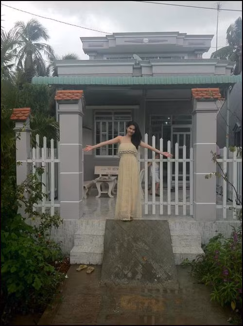 Ngọc Trinh chụp ảnh trước căn nhà mới xây cho mẹ kế.