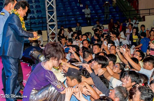 Trong đêm diễn, lực lượng an ninh đã khá vất vả để "kéo" Chế Linh ra khỏi vòng vây khán giả khi ông xuống giao lưu.