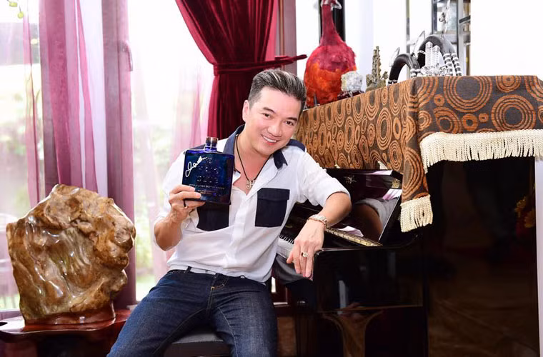 Món quà này được Đàm Vĩnh Hưng quý trọng, nâng niu. Trong ảnh là tặng phẩm có chữ ký của Beckham được Đàm Vĩnh Hưng khoe trên facebook.