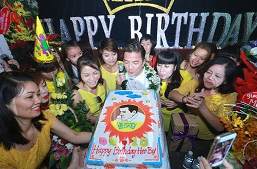 Không chỉ được nhận những món quà đắt tiền, "ông hoàng nhạc Việt" còn được fan dành tặng những món quà bất ngờ có giá trị lớn về tinh thần. Đây là buổi tiệc sinh nhật muộn fan tổ chức cho Đàm Vĩnh Hưng. Món quà giản dị này đã khiến chàng ca sĩ rưng rưng cảm động.