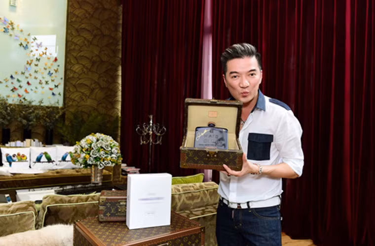 Không chỉ được nhận quà từ người hâm mộ, mới đây Đàm Vĩnh Hưng còn nhận được một món quà đặc biệt của chính cựu cầu thủ nước Anh - David Beckham.