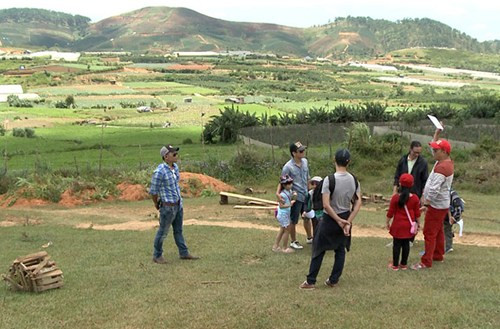 Mọi chuyện chỉ bắt đầu trở nên căng thẳng khi Tê Giác tức giận và phản ứng rất dữ dội khi không có được điều mình muốn. Đã quen với tính hiếu thắng của con nên Hoàng Bách vẫn nhẹ nhàng giải thích cho cậu bé.