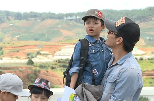 Ngoài sự cố của Tê Giác, tập 4 cũng mang đến nhiều điều thú vị qua cuộc hành trình khám phá vùng đất mới của bốn cặp bố con: MC Phan Anh - bé Bống; Trần Lực - bé Bờm; nhạc sĩ Minh Khang - bé Suti và ca sĩ Hoàng Bách - bé Tê Giác.