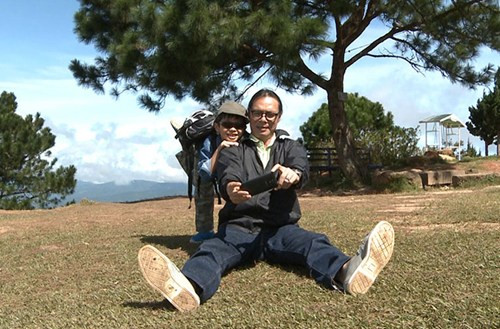 Đạo diễn Trần Lực tạo dáng nhí nhảnh cùng cậu con trai.