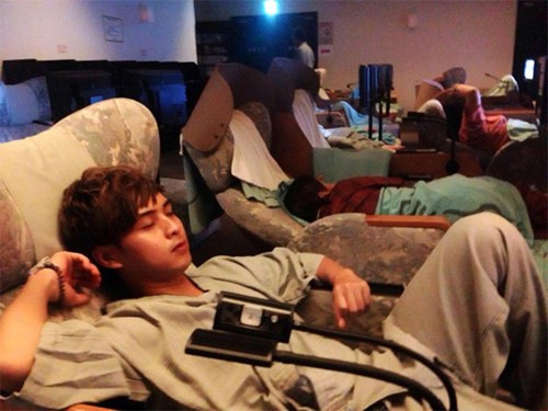 Các nghệ sĩ Việt ngủ tạm trong phòng mát xa.