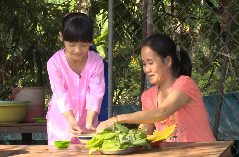 Bé Bo phụ giúp bố bán hàng. Có lẽ việc buôn bán không thuận buồm xuôi gió nên ông bố khó tính Phan Anh đã nổi cáu với Bo: “Bố không cần con nữa”.