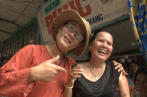 Hoàng Bách chụp ảnh cùng một người dân An Giang. Công việc vất vả không thể làm tắt tiếng cười của các cặp bố con trong chương trình.