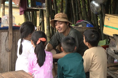 Công việc lao động chân tay có vẻ là một thử thách khó khăn với các nghệ sĩ vốn quen đứng trên sân khấu.