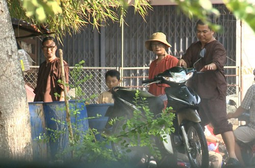 Trong khi đó, nhạc sĩ Minh Khang và ca sĩ Hoàng Bách chọn công việc rửa xe thuê.