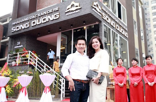 Trong ngày Trọng Tấn lên chức ông chủ, Thanh Hoa - người vợ xinh đẹp của nam ca sĩ cũng có mặt để ủng hộ chồng.