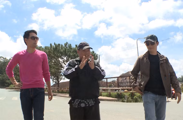 Trước đó, tập 6 "Bố ơi! Mình đi đâu thế?" đã kết thúc trong bầu không khí căng thẳng giữa Minh Khang và Hoàng Bách do cả hai không cùng quan điểm trong cách thực hiện nhiệm vụ kiếm tiền để mua vé tàu hỏa cho con.