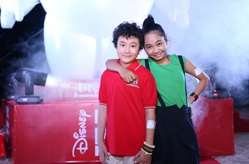 Hoàng Anh và Thiên Nhâm - hai Á quân của chương trình "The Vocie Kids 2014". Cô bé Thiên Nhâm chia sẻ: “Con vui không thể diễn tả được khi được gặp lại các bạn. Chúng con xem nhau như một gia đình và rất gắn bó". Hoàng Anh cũng chung tâm trạng với các bạn, em chỉ hơi buồn vì vắng Thiện Nhân.