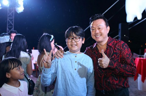 Cậu bé đùi gà Danh Nam chia sẻ: “Chúng con được xem phim cùng nhau rất hạnh phúc ạ. Đã lâu rồi con không được gặp các bạn, con rất nhớ”.